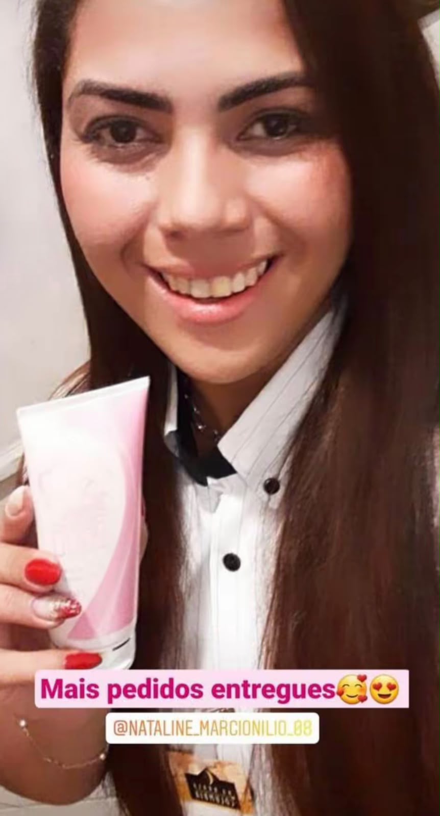 Cliente sorrindo segurando o creme Beauty Seios que acabou de receber